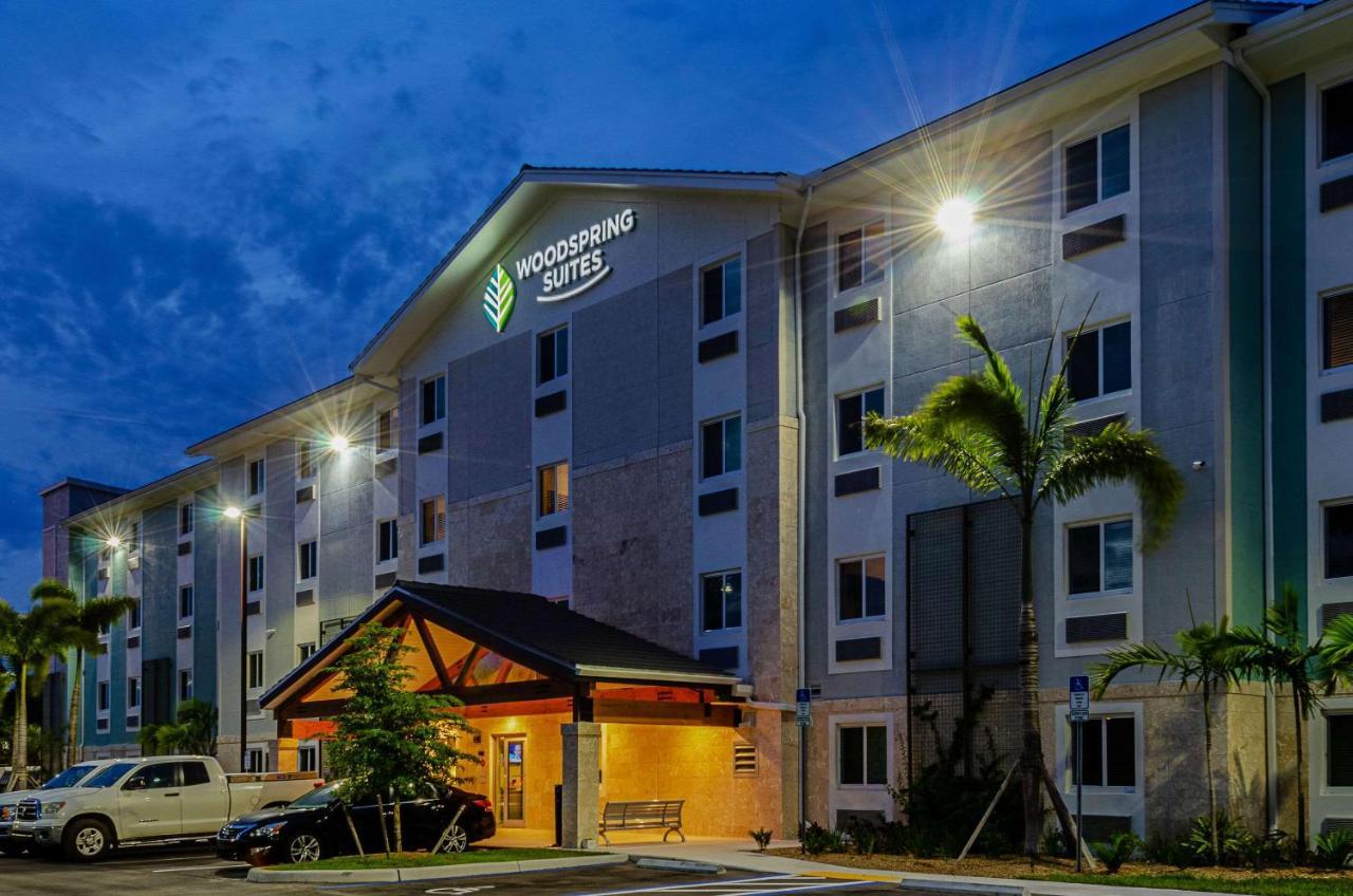 Woodspring Suites Naples Golden Gate エクステリア 写真