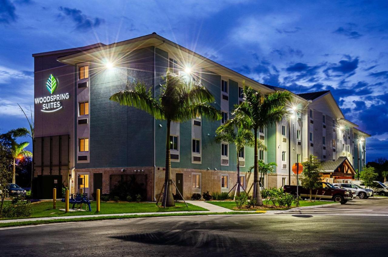 Woodspring Suites Naples Golden Gate エクステリア 写真