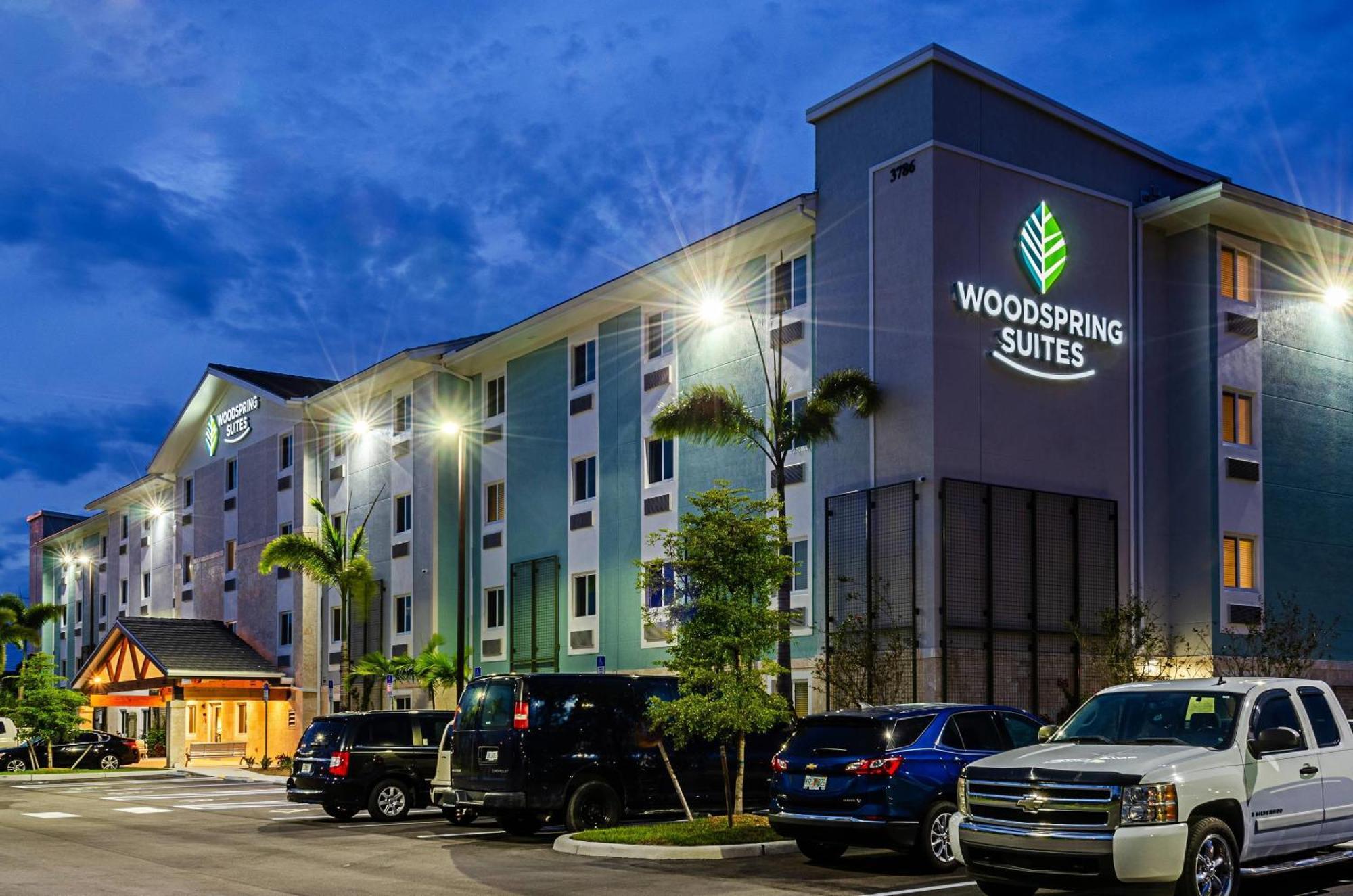 Woodspring Suites Naples Golden Gate エクステリア 写真