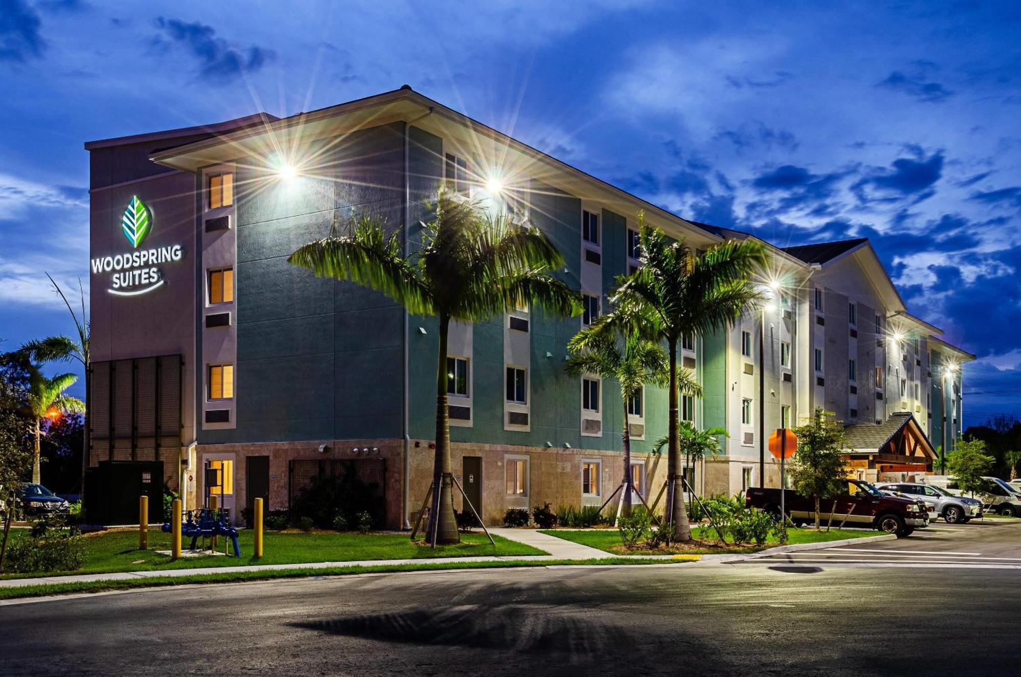 Woodspring Suites Naples Golden Gate エクステリア 写真
