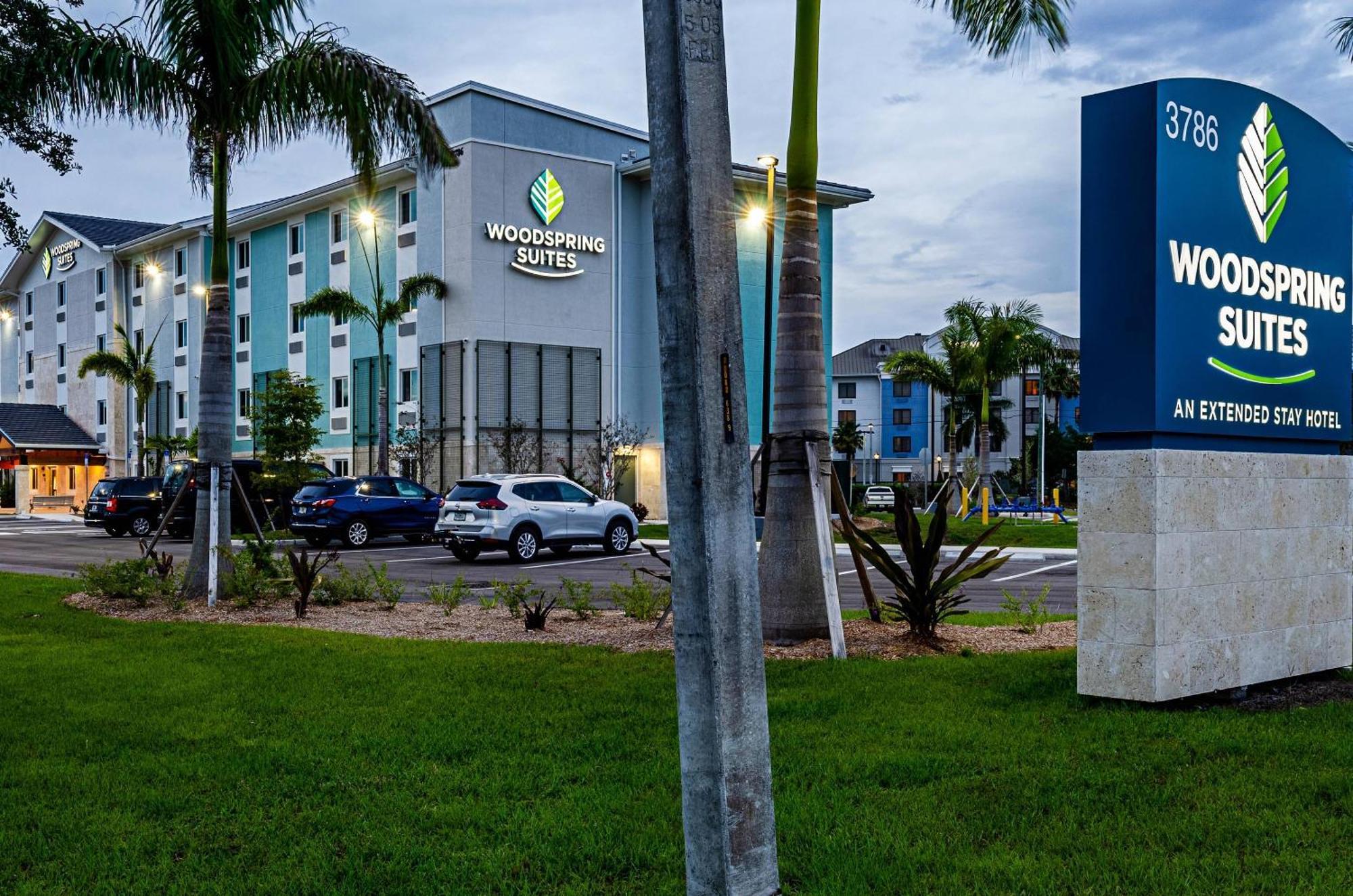 Woodspring Suites Naples Golden Gate エクステリア 写真