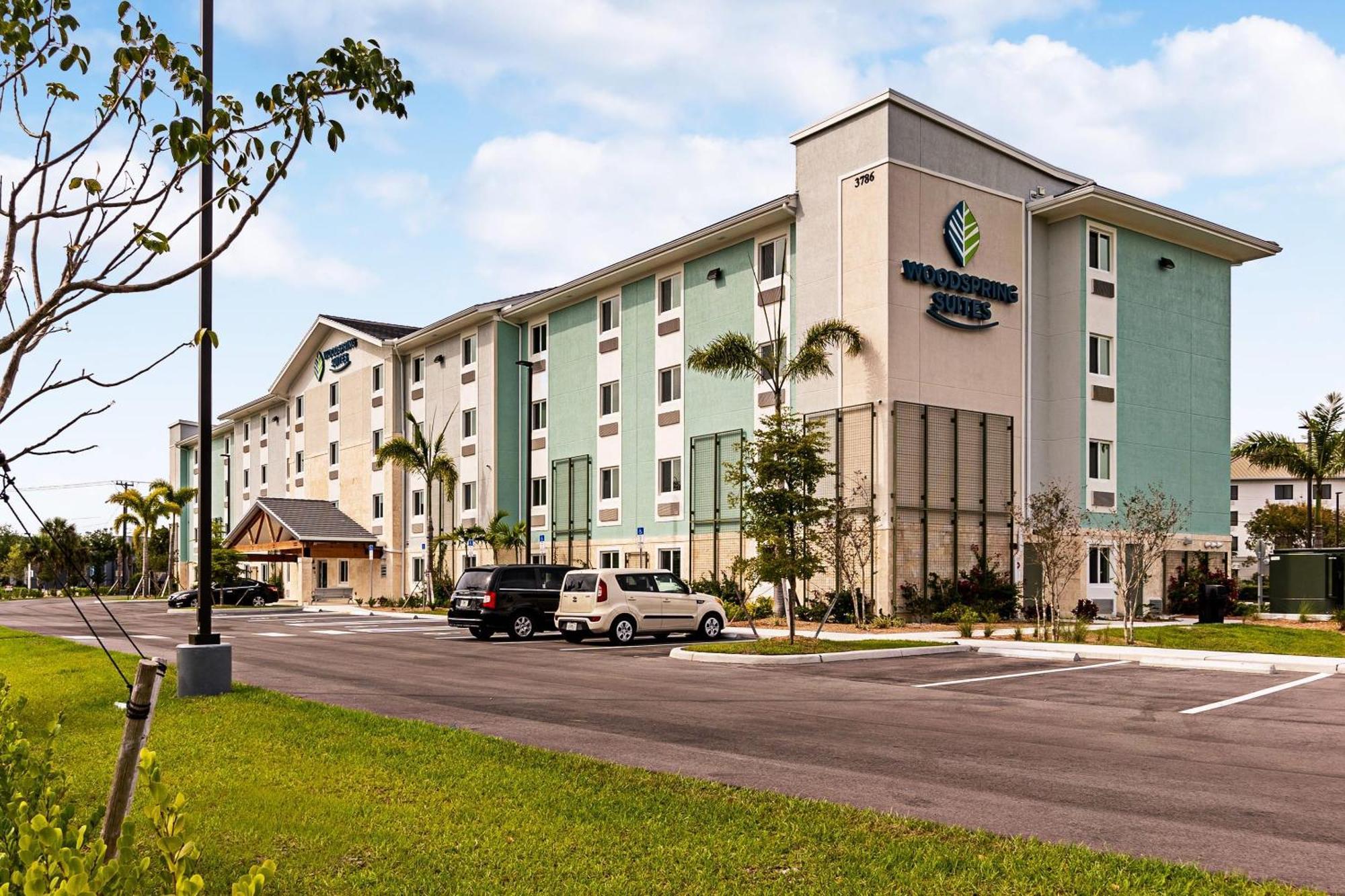 Woodspring Suites Naples Golden Gate エクステリア 写真